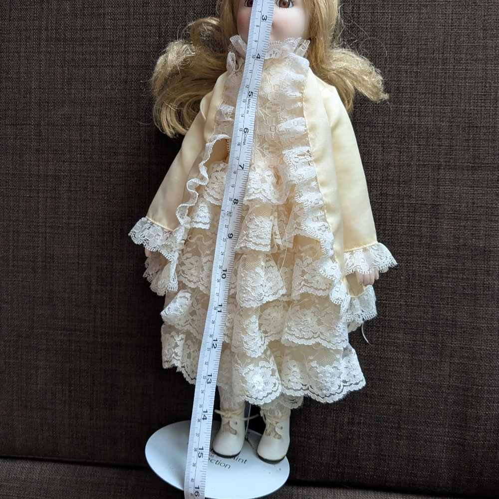 The Herirage Mint Ltd. Collection 80s  Porcelain Blond Doll 16" Brown Eyes-Stand - Picture 7 of 9